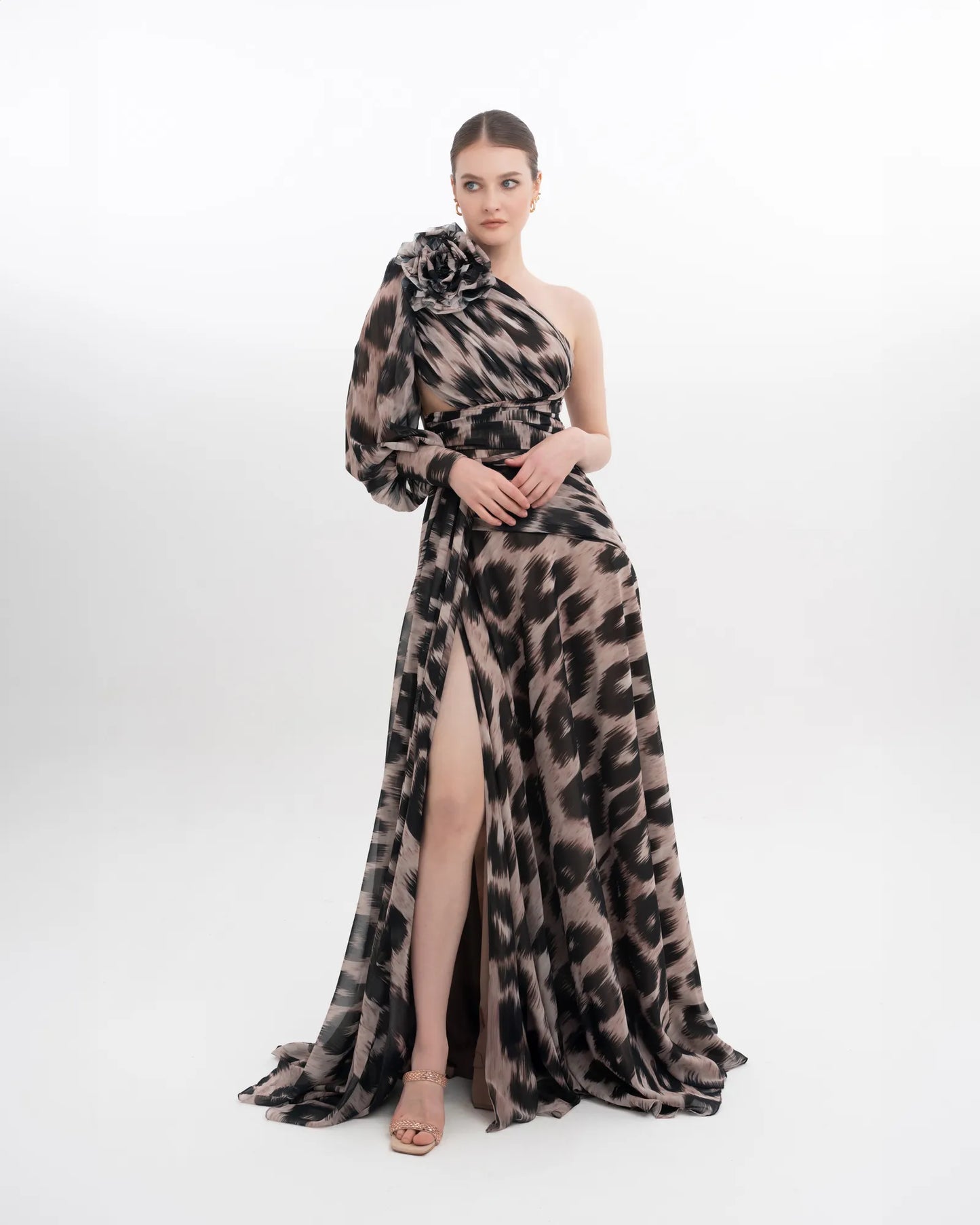 Vestido Largo de Un Hombro con Detalle Floral y Abertura